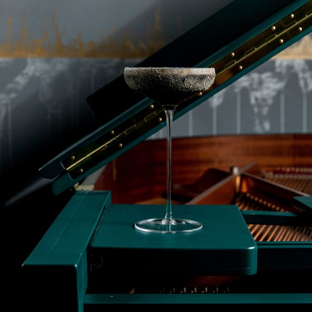 bar cocktail nolinski paris hotel etoiles luxe dark