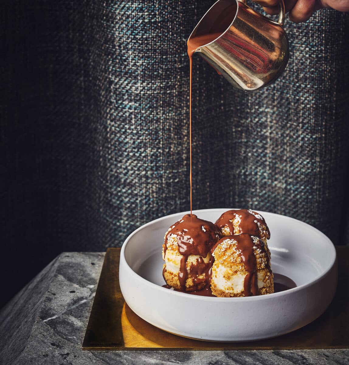 Chouquettes à la glace vanille sauce chocolat Guillaume Czerw